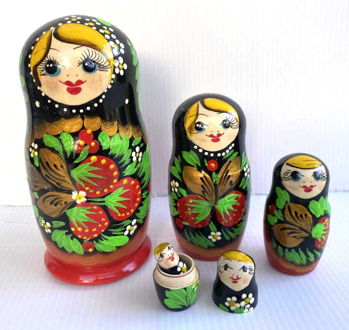 Matryoshka small set of 5 flowers black with strawberries