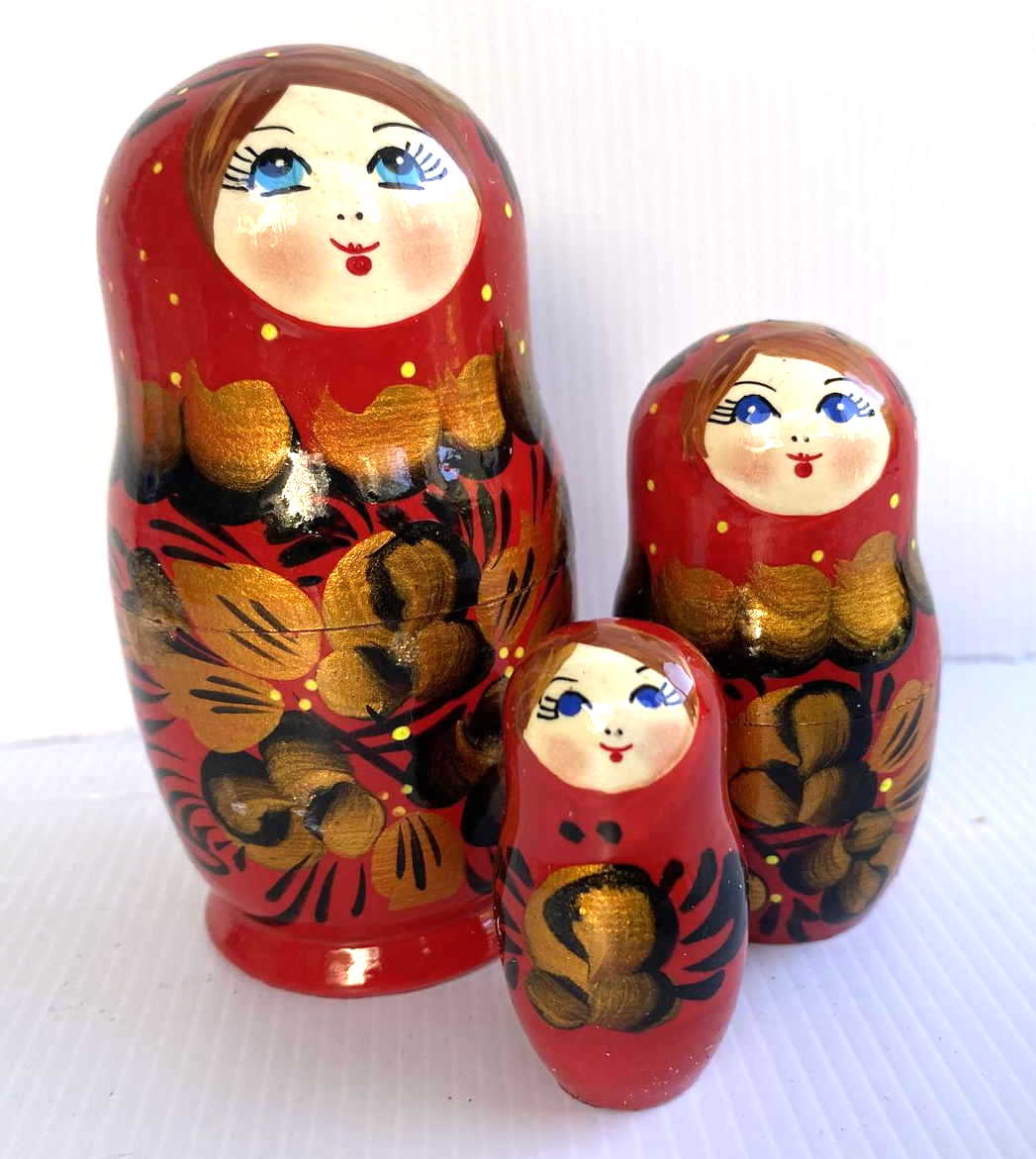 Artists Matryoshka red / gold with red headscarf (5 nested)